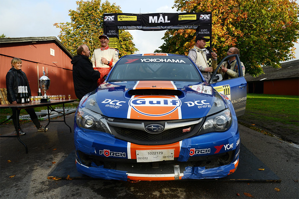 Max Christensen forklarer, hvordan det gik til, at han kørte af vejen, mens codriver Ole Frederiksen tager situationen med højt humør
(Foto: Michael Eisenberg)